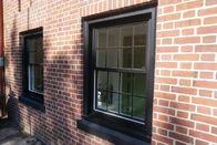 White Powder Coating Aluminium Sash Windows Daya Tahan Yang Kuat Dan Keamanan Jendela selempang berlapis kaca tiga kali lipat